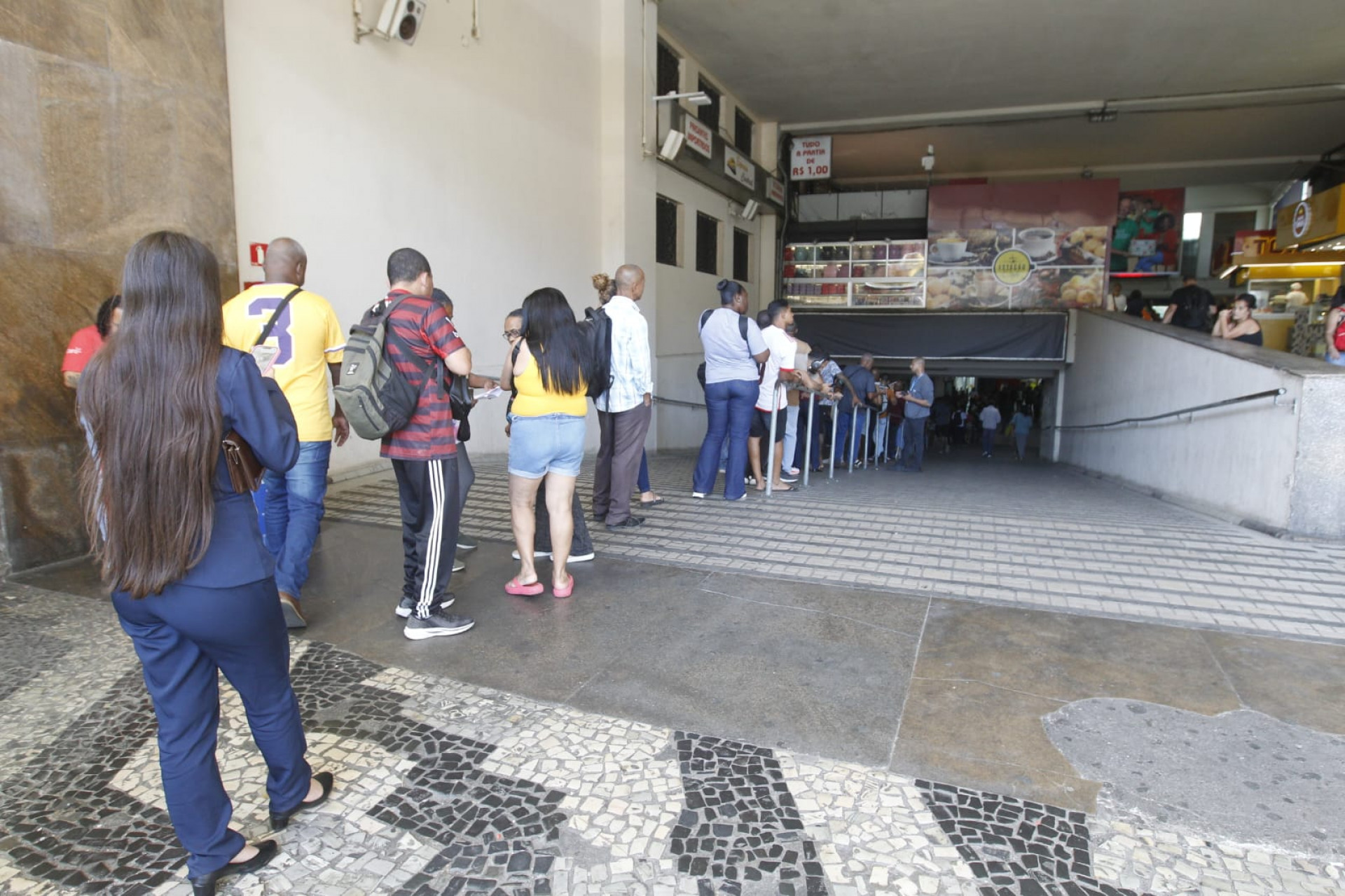 Passageiros enfrentam longa fila na loja da Riocard Mais, na Central do Brasil, nesta terça-feira (19) - Reginaldo Pimenta / Agência O Dia