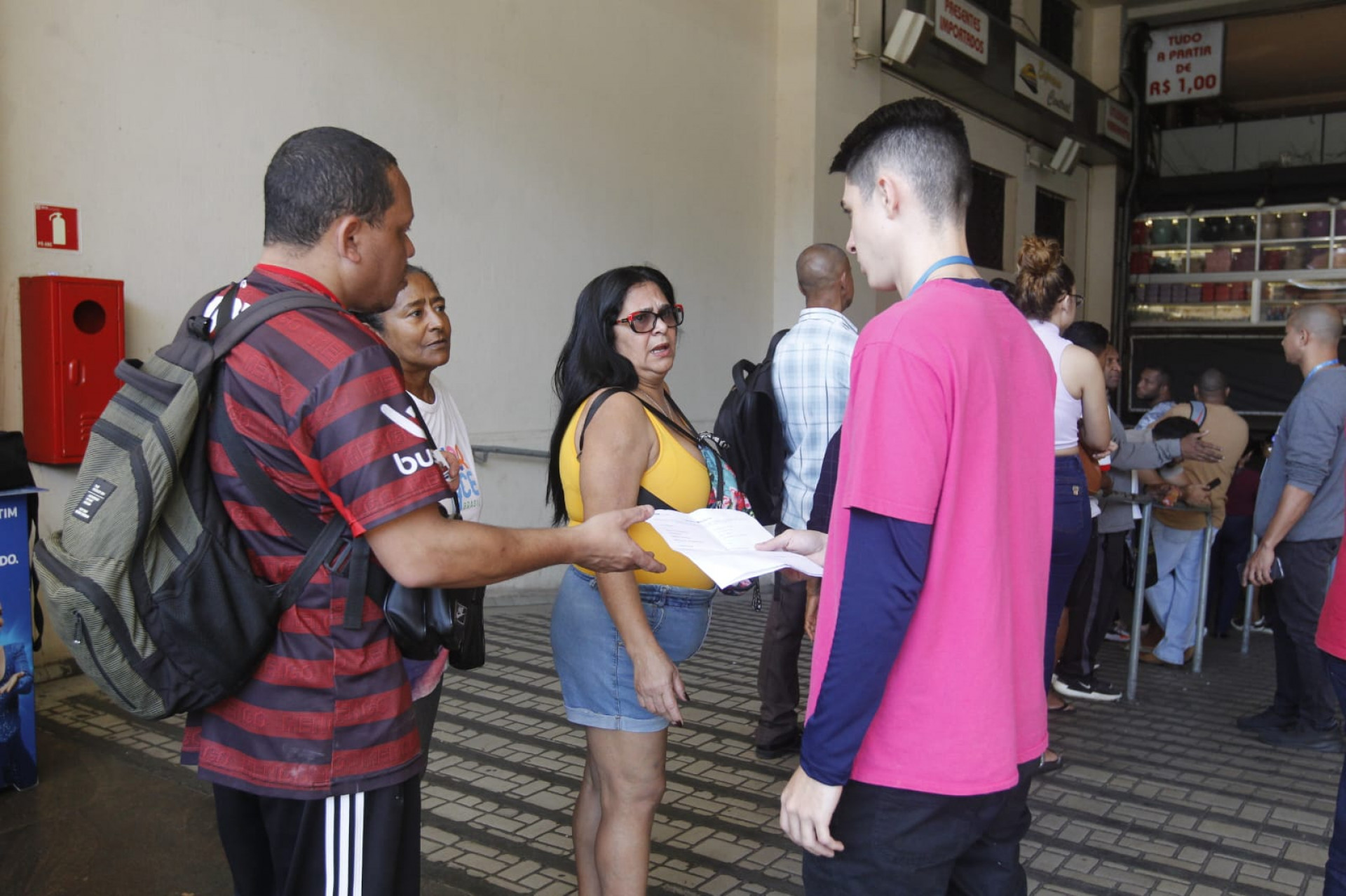 Passageiros enfrentam longa fila na loja da Riocard Mais, na Central do Brasil, nesta terça-feira (19) - Reginaldo Pimenta / Agência O Dia