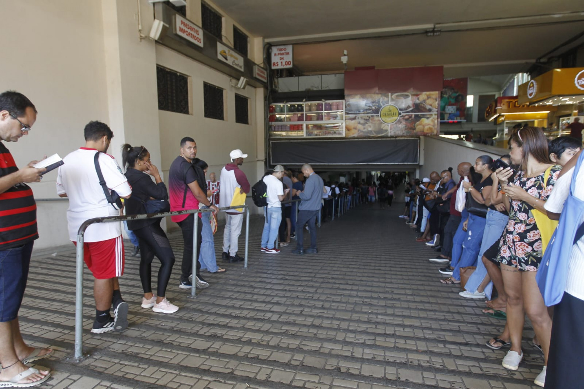 Passageiros enfrentam longa fila na loja da Riocard Mais, na Central do Brasil, nesta terça-feira (19) - Reginaldo Pimenta / Agência O Dia