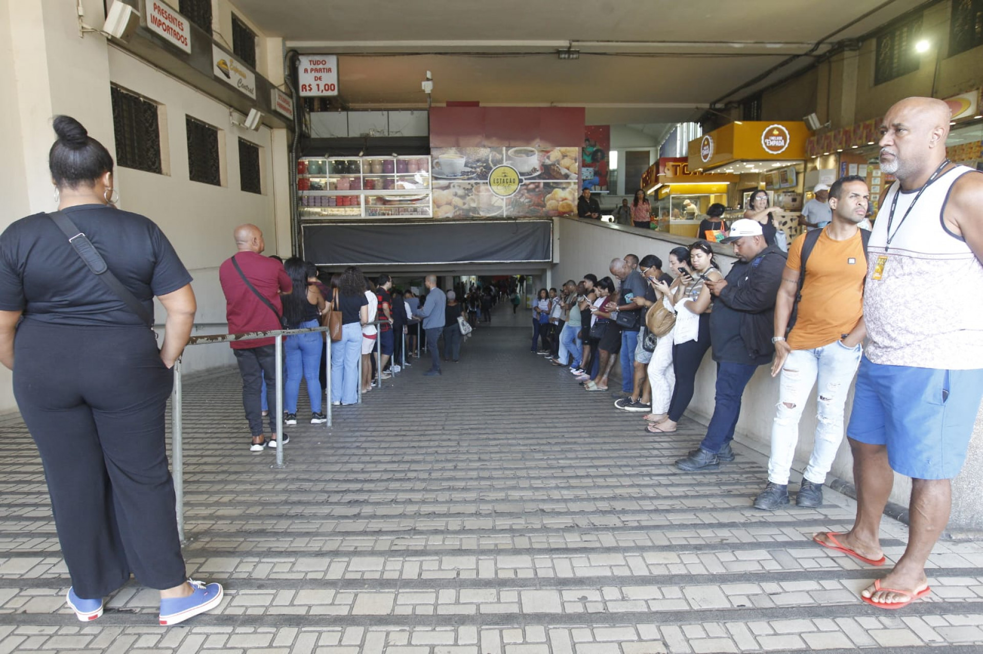 Passageiros enfrentam longa fila na loja da Riocard Mais, na Central do Brasil, nesta terça-feira (19) - Reginaldo Pimenta / Agência O Dia