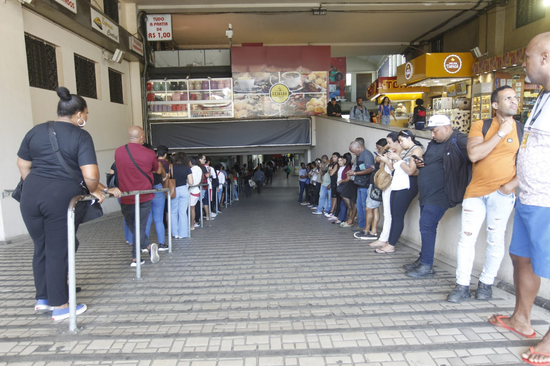 Passageiros enfrentam longa fila na loja da Riocard Mais, na Central do Brasil, nesta terça-feira (19) - Reginaldo Pimenta / Agência O Dia