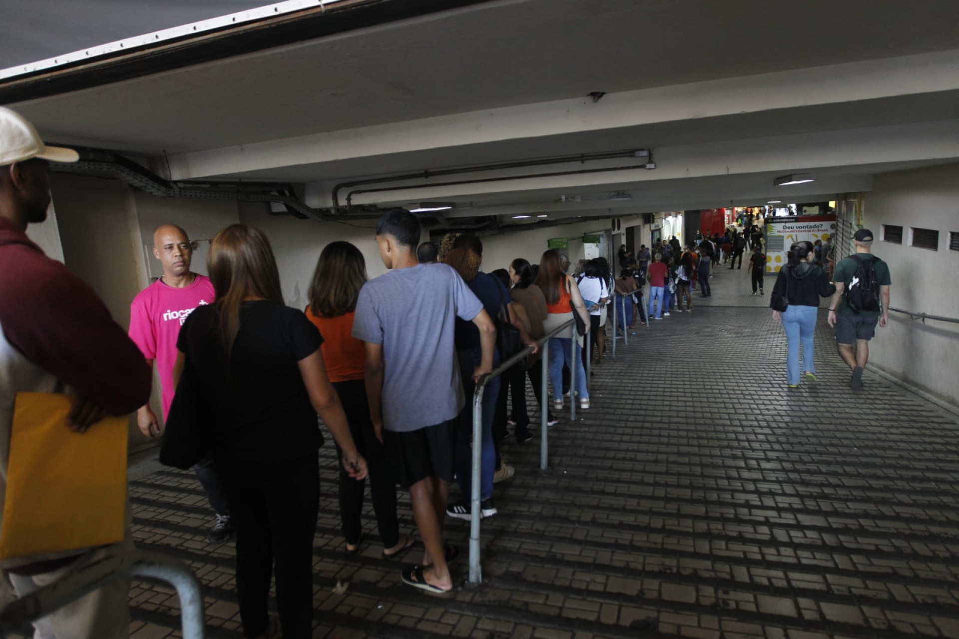 Passageiros enfrentam longa fila na loja da Riocard Mais, na Central do Brasil, nesta terça-feira (19) - Reginaldo Pimenta / Agência O Dia