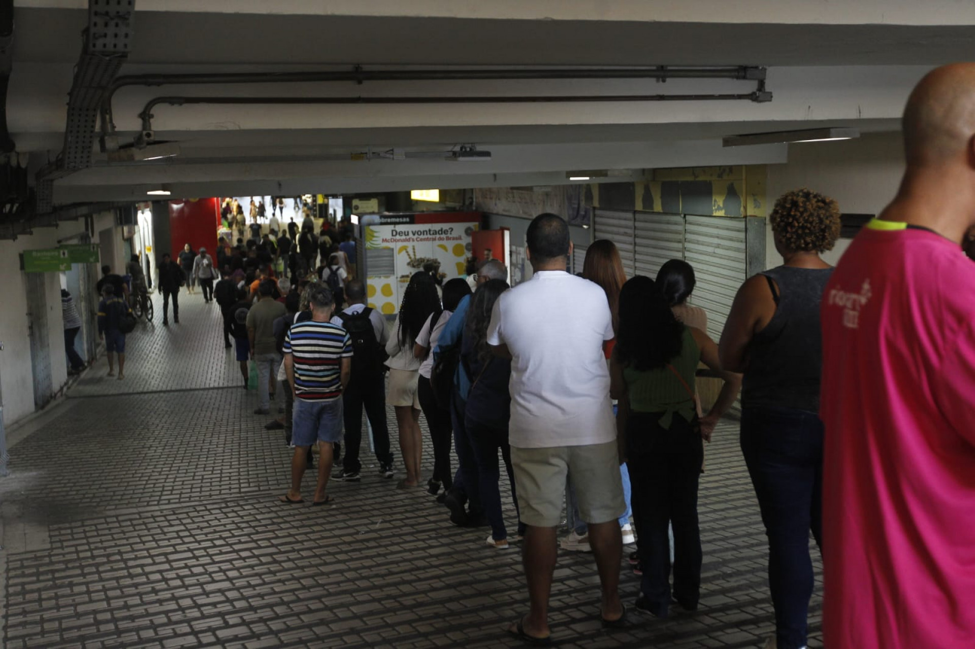 Passageiros enfrentam longa fila na loja da Riocard Mais, na Central do Brasil, nesta terça-feira (19) - Reginaldo Pimenta / Agência O Dia