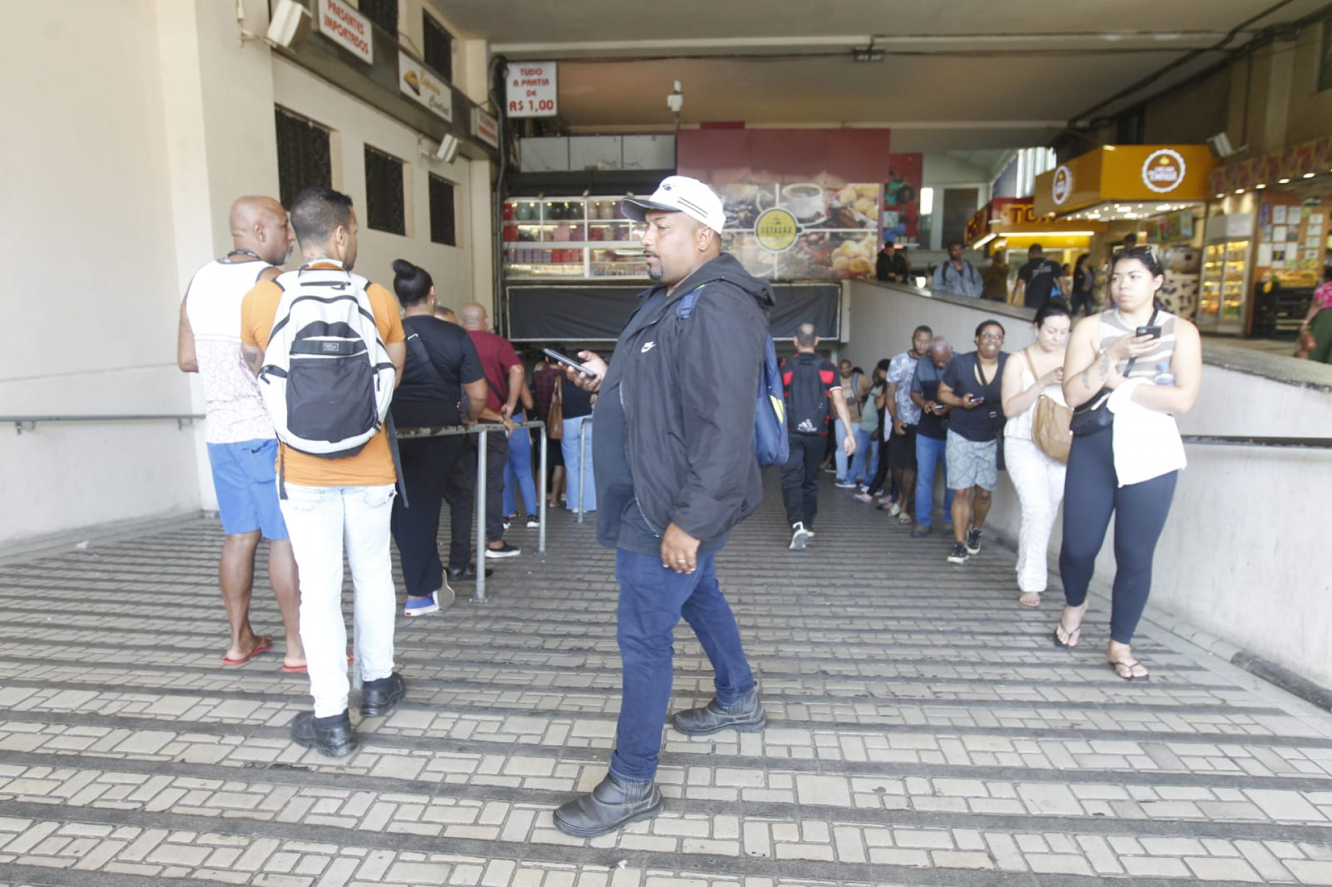 Passageiros enfrentam longa fila na loja da Riocard Mais, na Central do Brasil, nesta terça-feira (19) - Reginaldo Pimenta / Agência O Dia