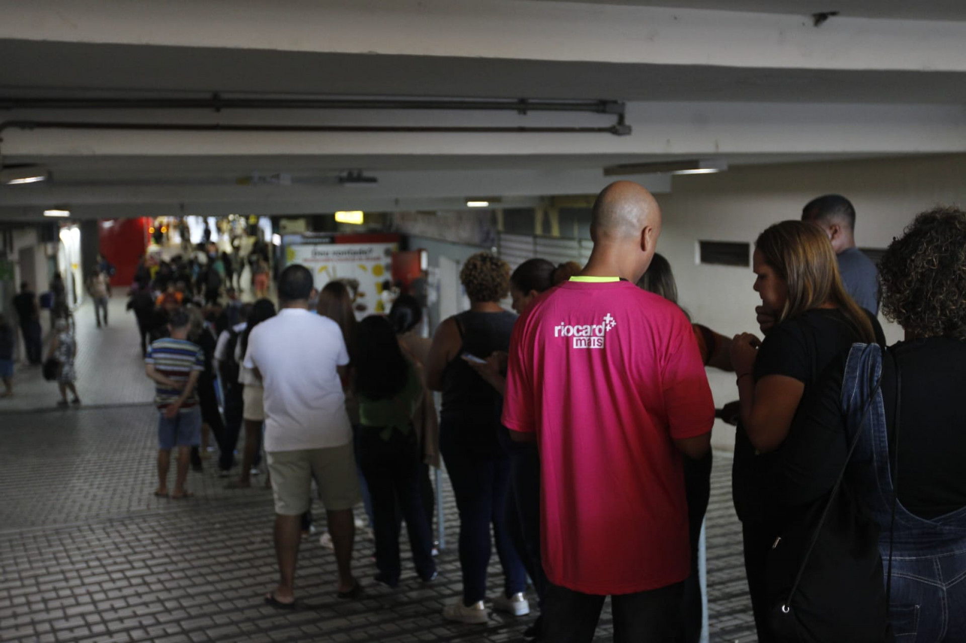 Passageiros enfrentam longa fila na loja da Riocard Mais, na Central do Brasil, nesta terça-feira (19) - Reginaldo Pimenta / Agência O Dia