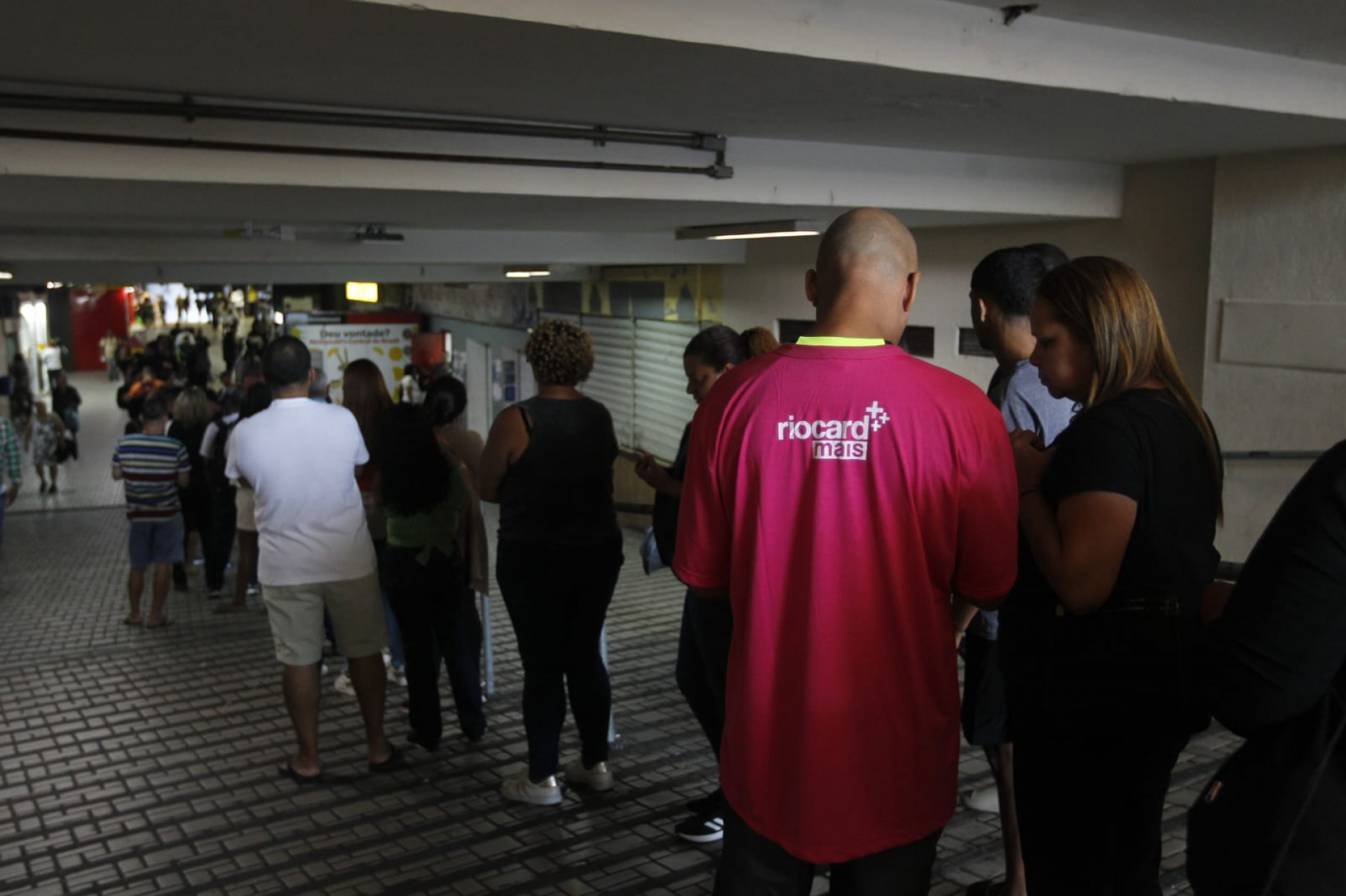 Passageiros enfrentam longa fila na loja da Riocard Mais, na Central do Brasil, nesta terça-feira (19) - Reginaldo Pimenta / Agência O Dia