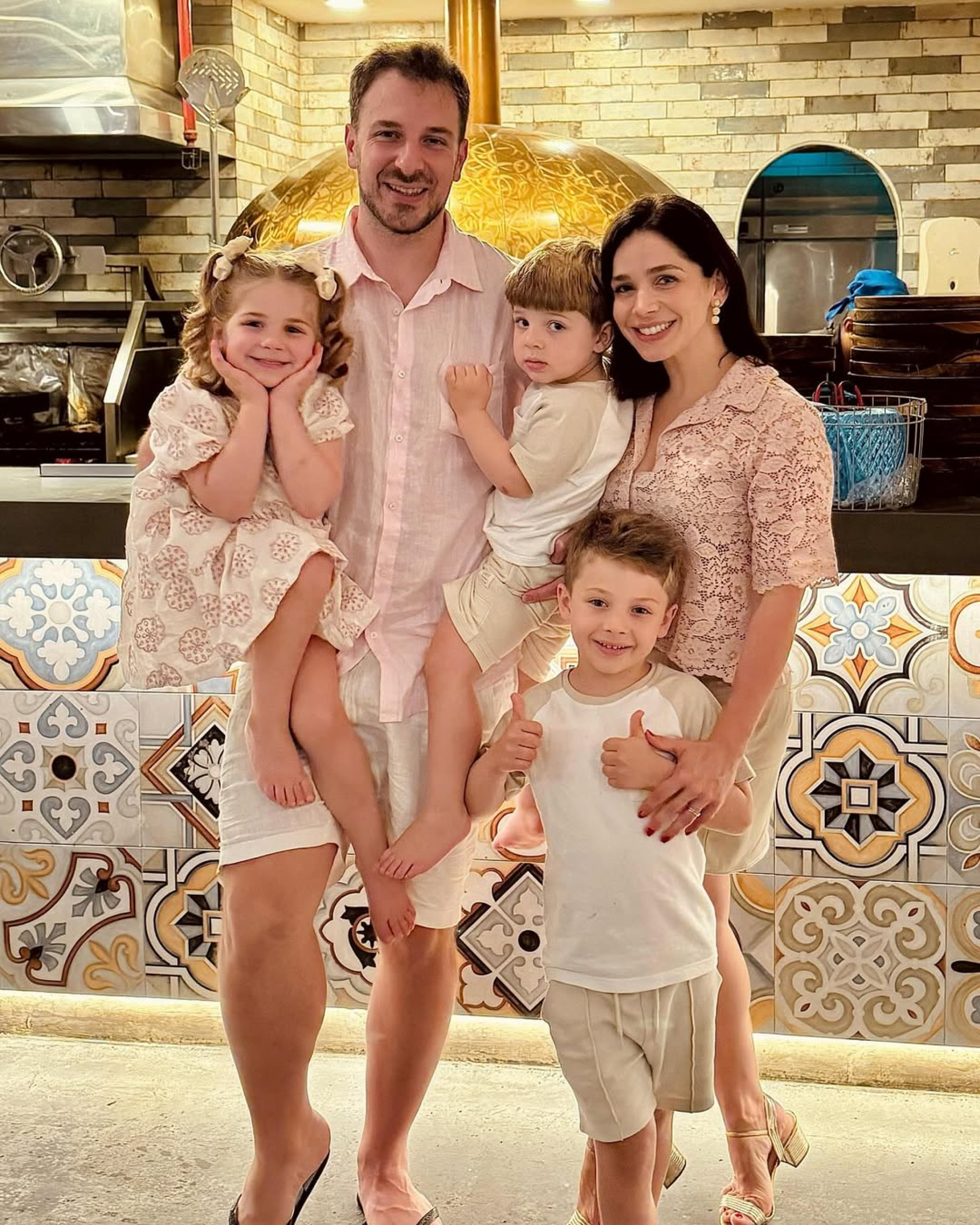 Sabrina Petraglia e Ramón Velázquez com os filhos Gael, Maya e Leo - Reprodução/Instagram