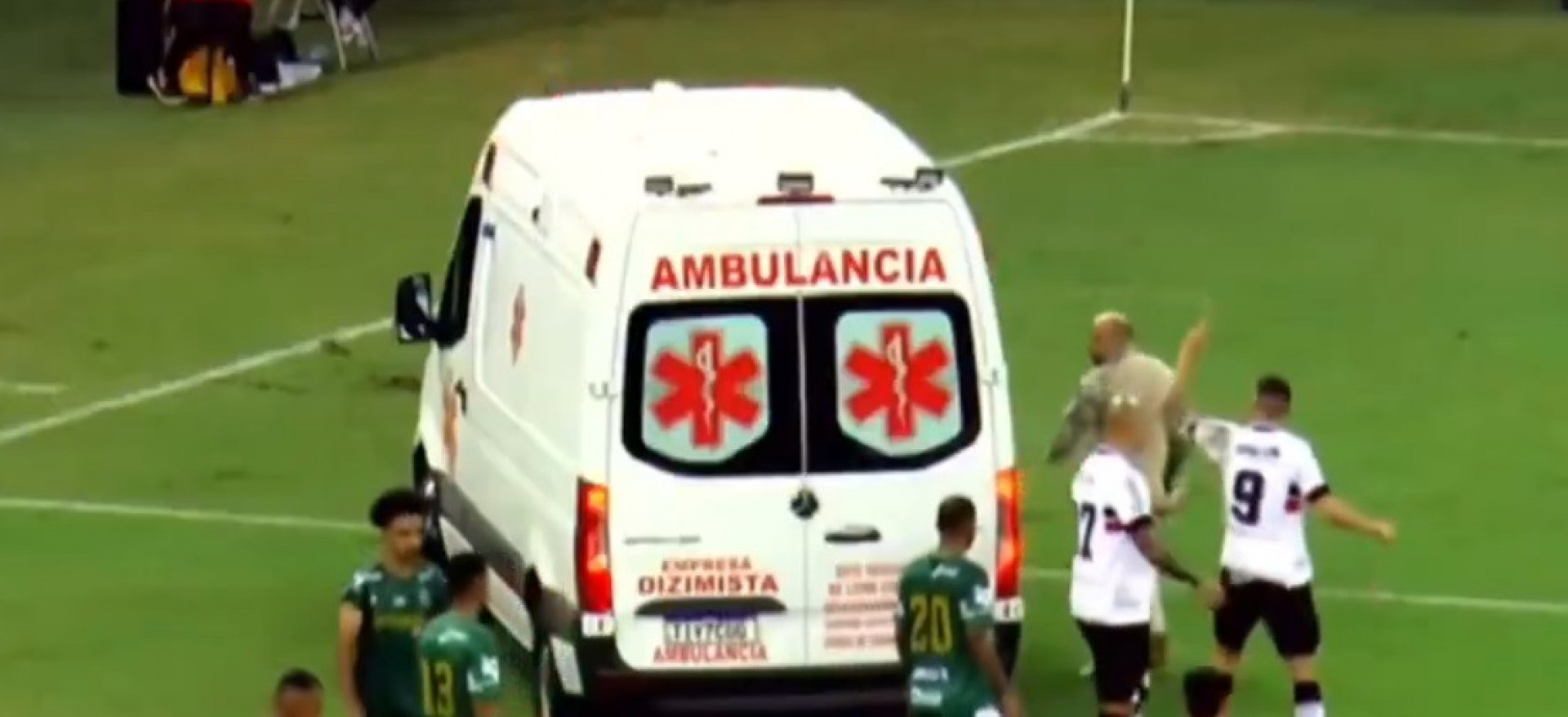 Momento em que Thiago Galhardo, vestindo a camisa 9, grita com o motorista da ambulância - Reprodução / X