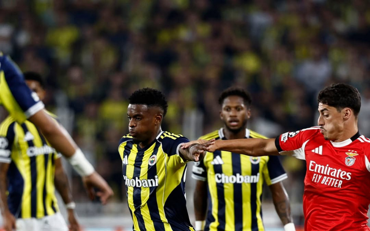 Jogadores de Fenerbah&ccedil;e e Benfica disputam bola