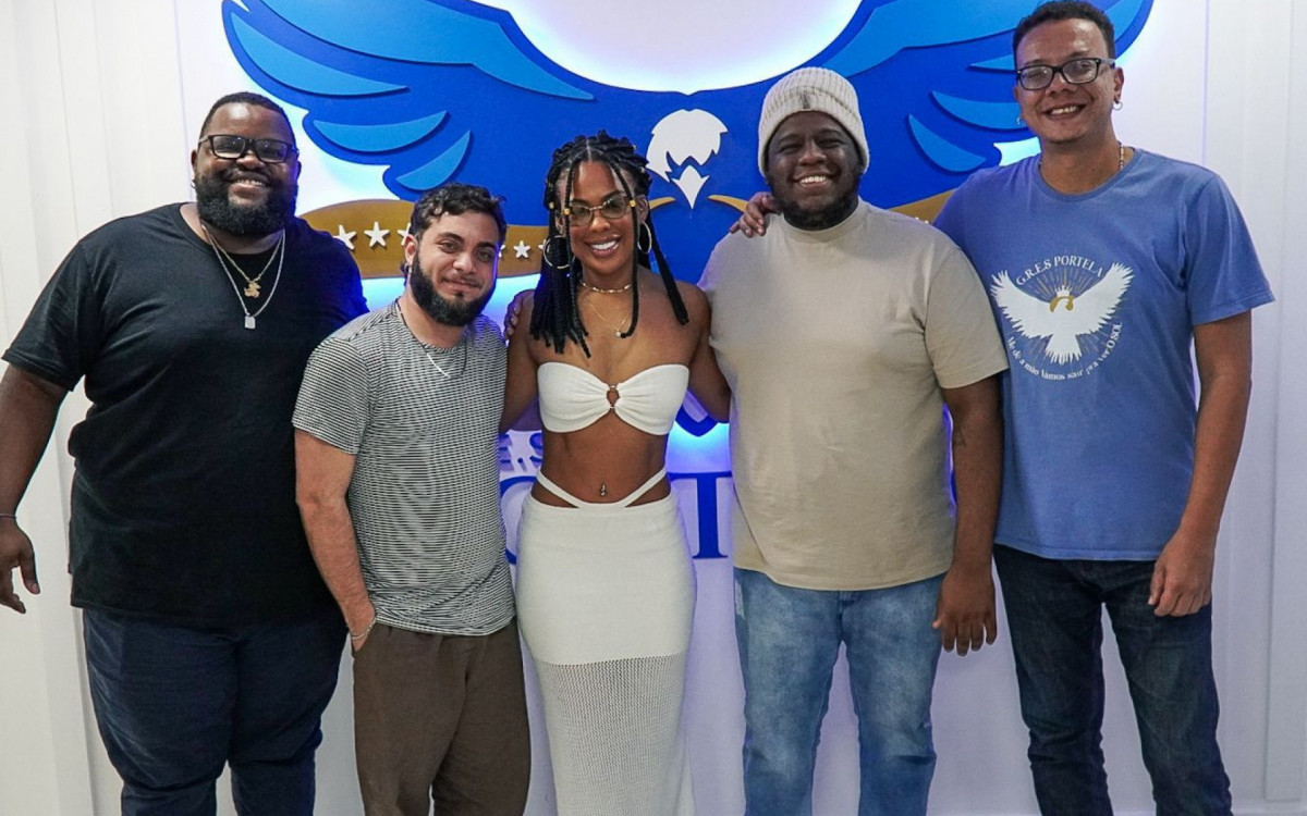 Marvvila conheceu o carnavalesco Andr&eacute; Rodrigues, &agrave; direita dela, e outros integrantes da escola