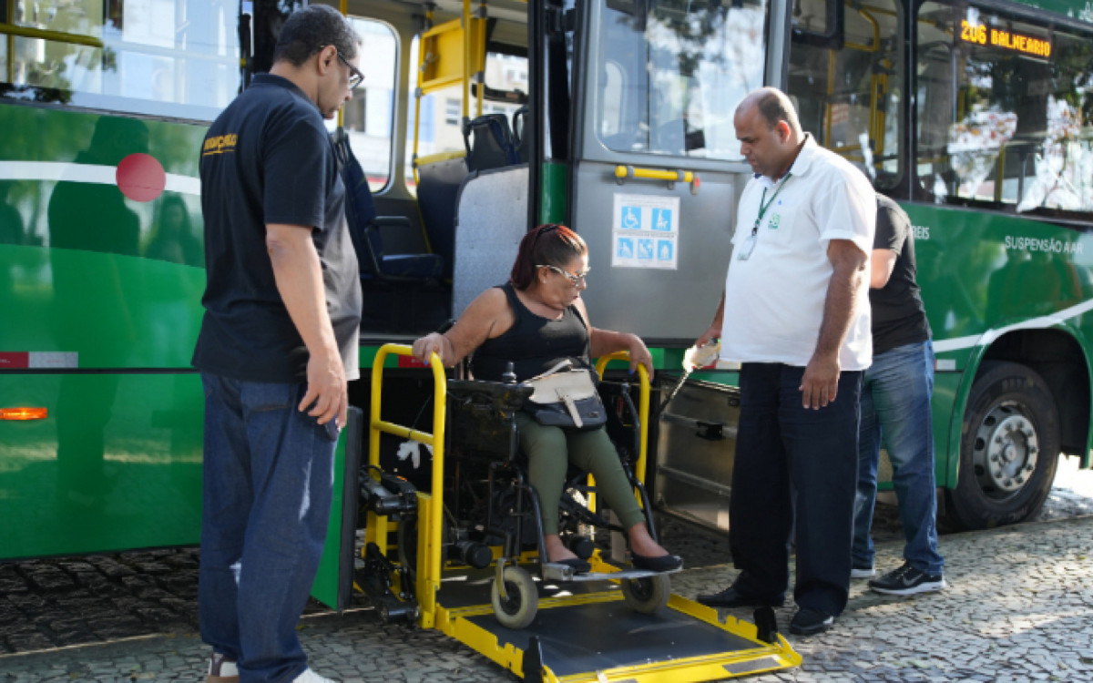 Agentes de segurança da prefeitura acompanhando o dia-a-dia das pessoas com deficiência no transporte coletivo