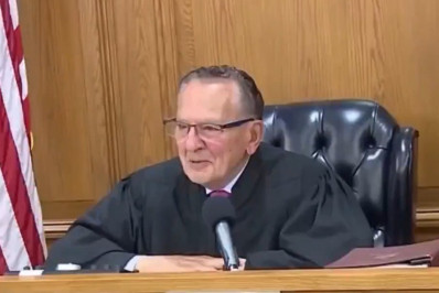 Juiz Frank Caprio, famoso na internet por decisões empáticas, morre aos 88 anos