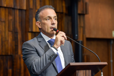 Claudio Caiado: Telhados que protegem, paredes que acolhem