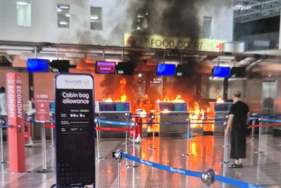 Homem ateia fogo em lixeiras e móveis de aeroporto na Itália