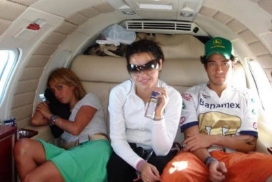 Alfonso Herrera posta foto com Anahí e Maite Perroni em meio a polêmicas e arranca risadas da web