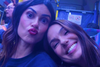 Isis Valverde tira selfie com Thaila Ayala em ônibus