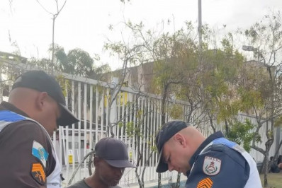 Agentes do Segurança Presente distribuem roupas a moradores de rua em Macaé