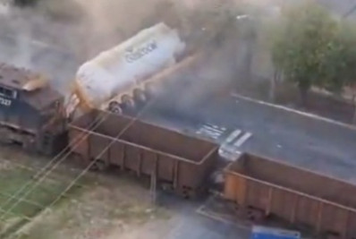 Vídeo: Trem atinge carreta com cilindro de gás natural em Paraíba do Sul