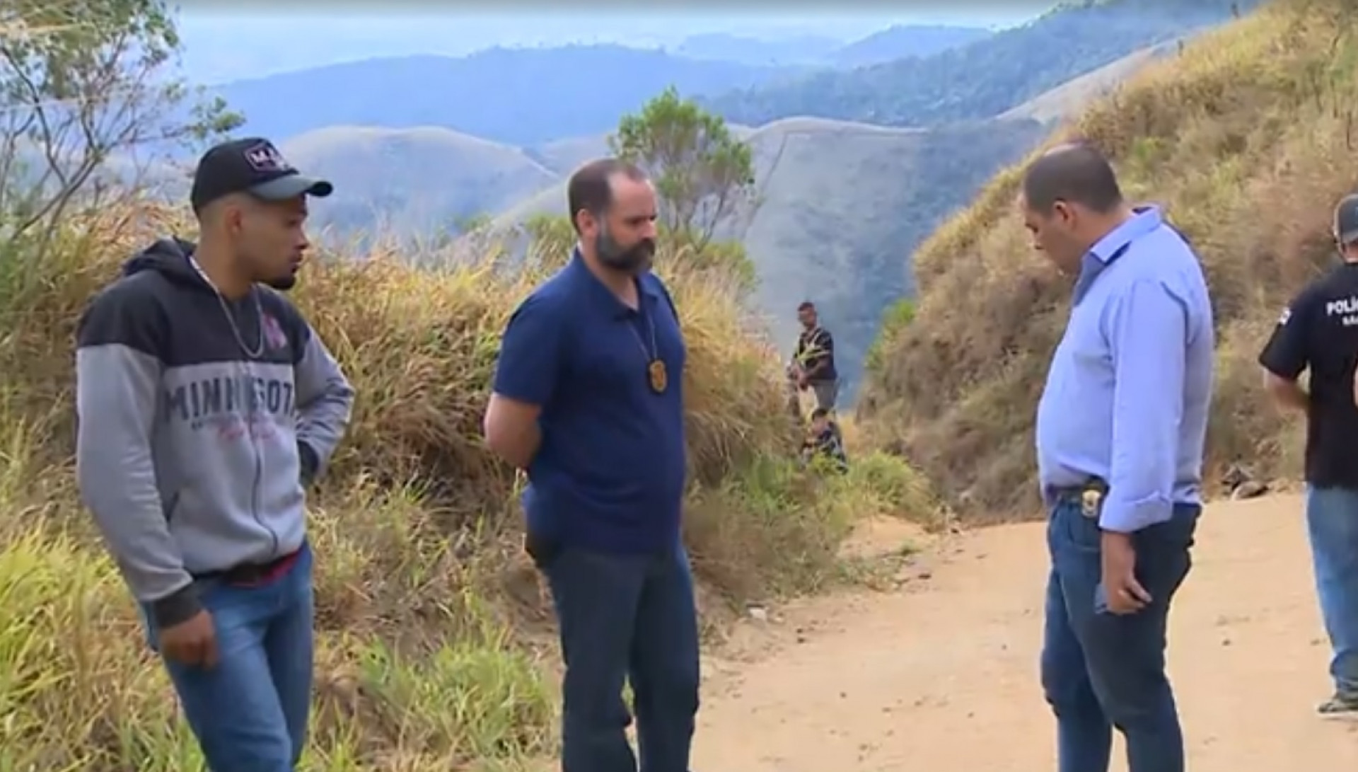 Andrey Guilherme, à esquerda, junto com investigadores da Polícia Civil - Reprodução / Rede Vanguarda