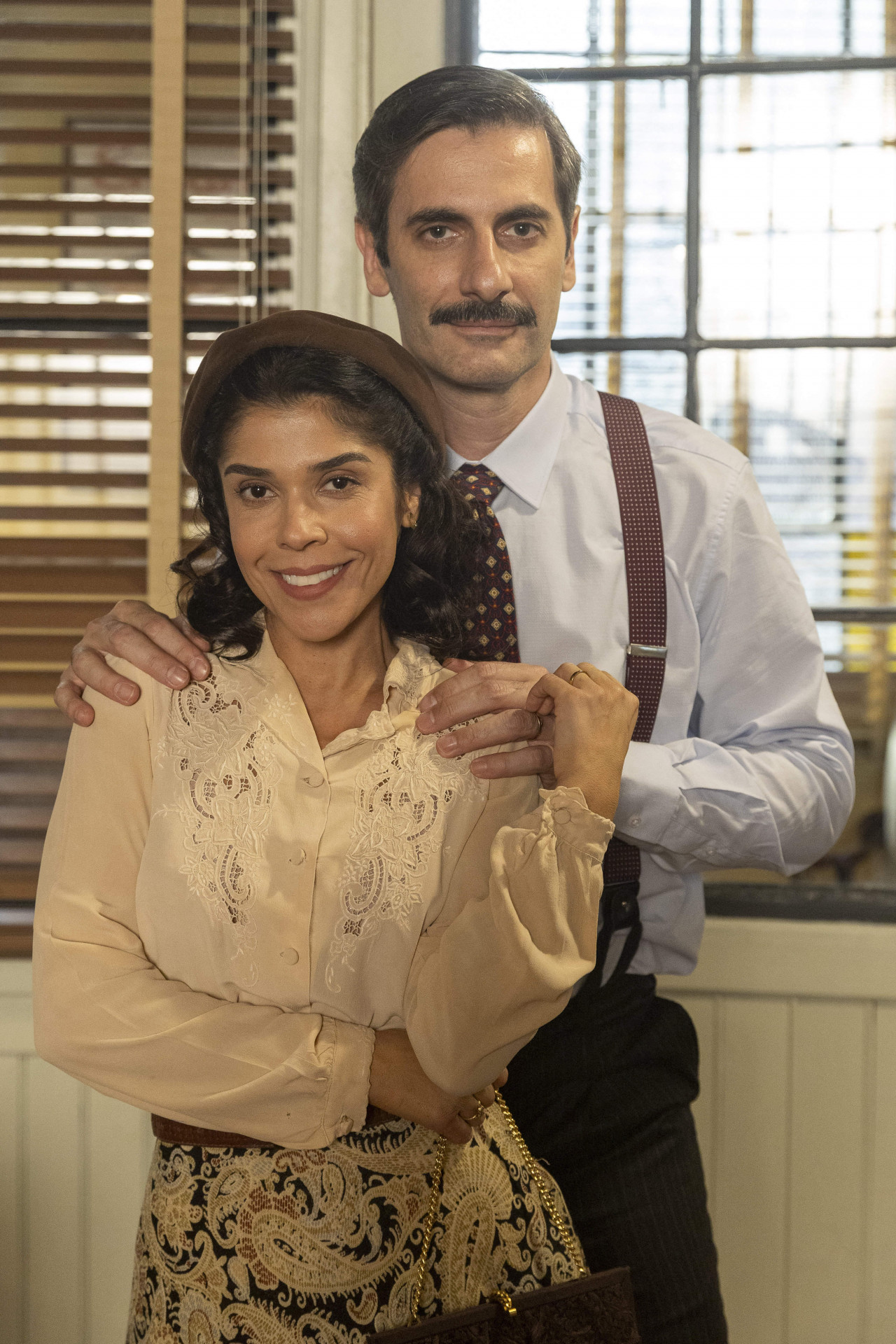 Êta Mundo Melhor: Olga ( Maria Carol ) e Araújo ( Flávio Tolezani) - Léo Rosario / TV Globo