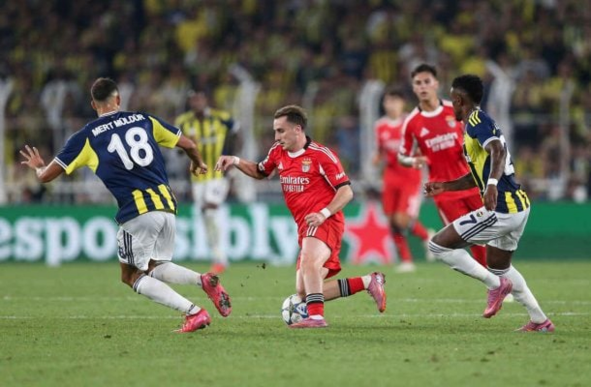 Fenerbah&ccedil;e e Benfica empatam sem gols nos playoffs da Champions