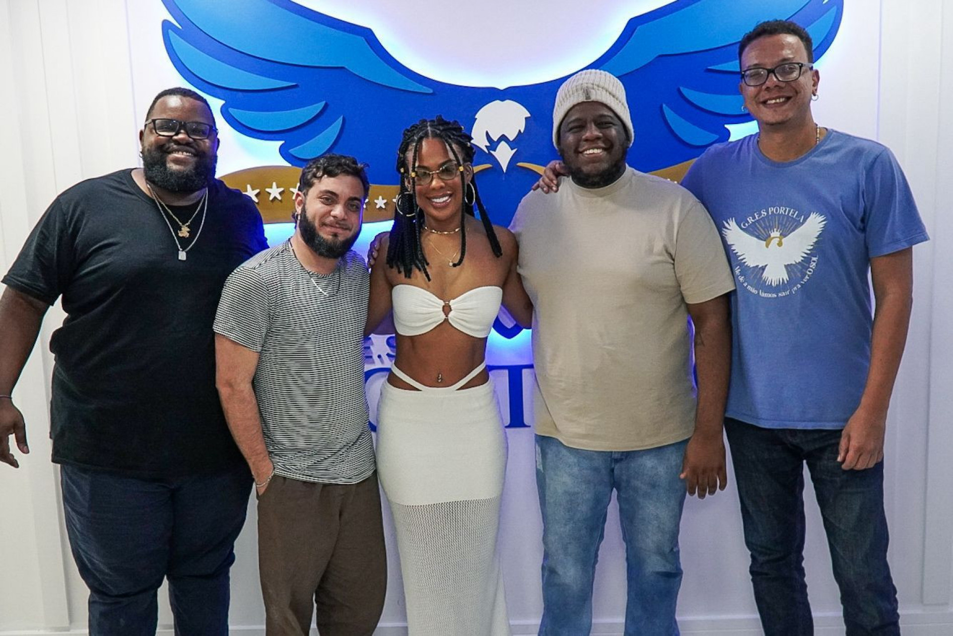 Marvvila conheceu o carnavalesco André Rodrigues, à direita dela, e outros integrantes da escola - Divulgação / Portela