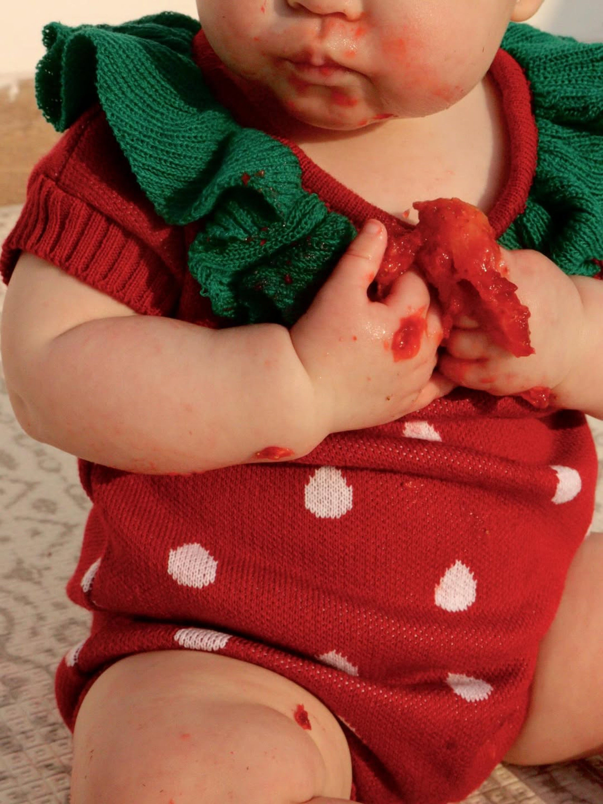 Aurora, filha de Duda Reis, apareceu vestida de morango  - Reprodução/Instagram