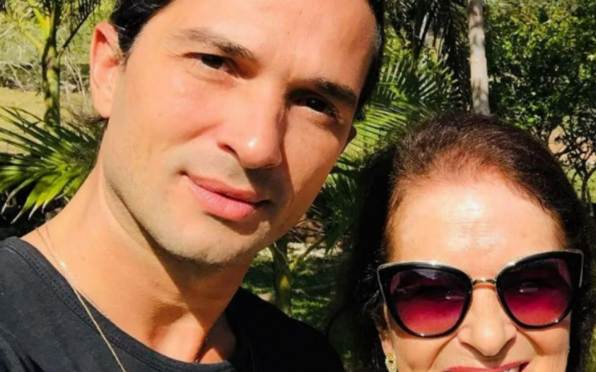 Maria das Dores com o filho, Jeff Machado.  \