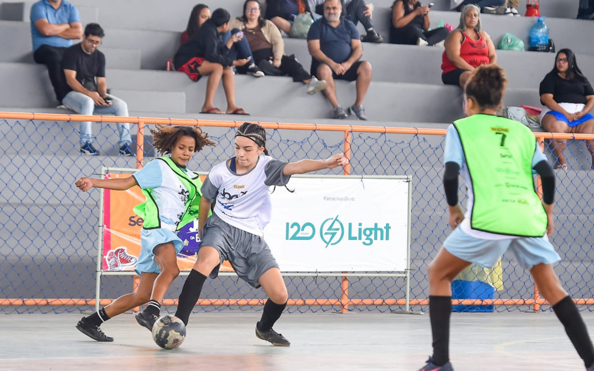 (1708) Velocidade e raça: As equipes disputam cada centímetro da quadra.