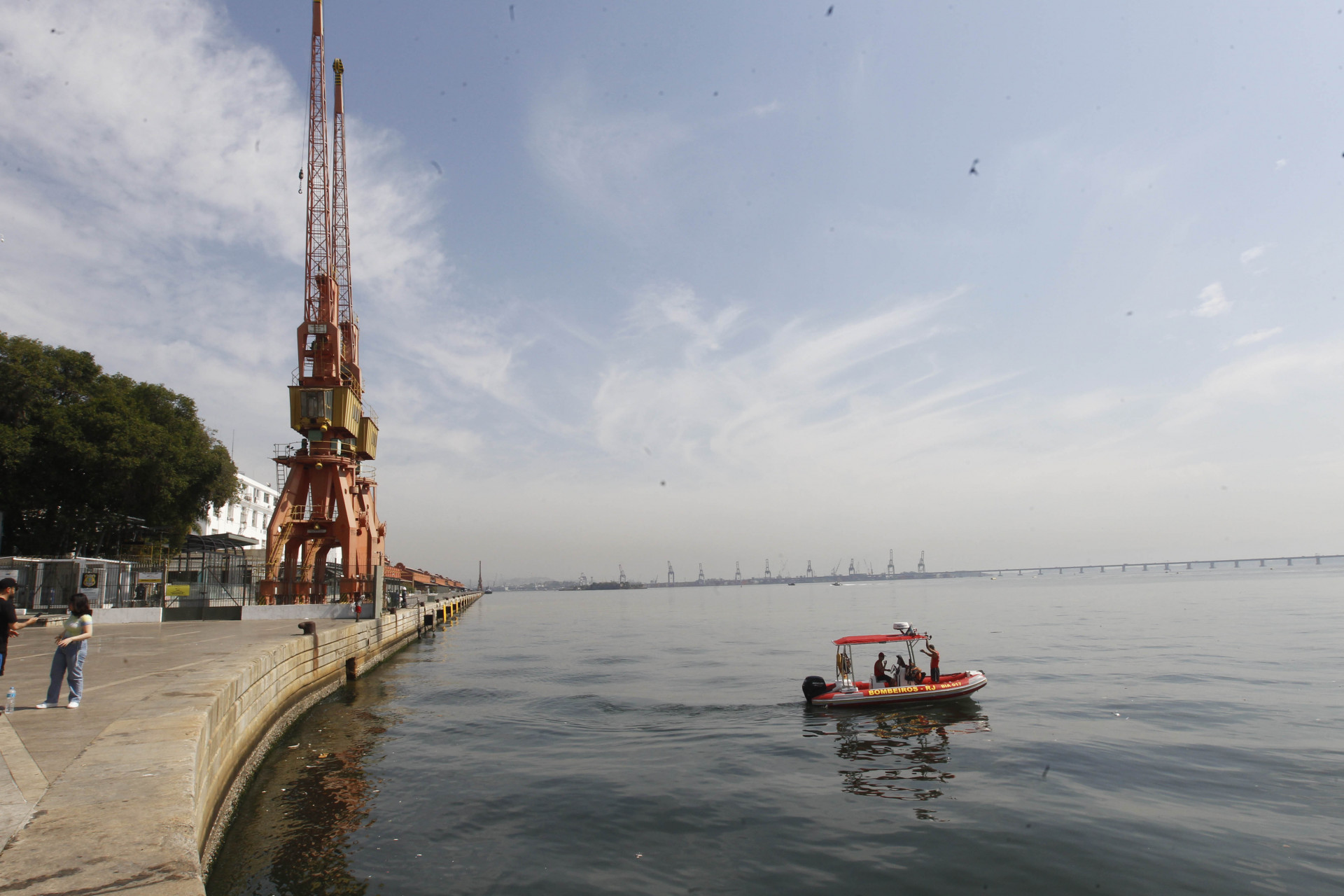 Bombeiros fazem busca pelo ambulante Matheus Pereira, de 62 anos, na Baía de Guanabara - Reginaldo Pimenta/Agência O Dia