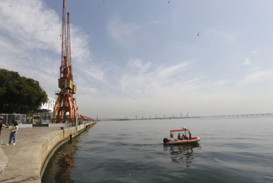 Bombeiros seguem com buscas por ambulante que caiu com carro na Baía de Guanabara