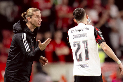Filipe Luís elogia jogadores em vitória do Flamengo e evita comparações com Jorge Jesus