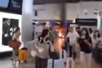 Vídeo! Homem incendeia balcão de aeroporto na Itália e causa pânico entre passageiros