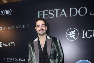 João Silva recebe famosos em festa em São Paulo