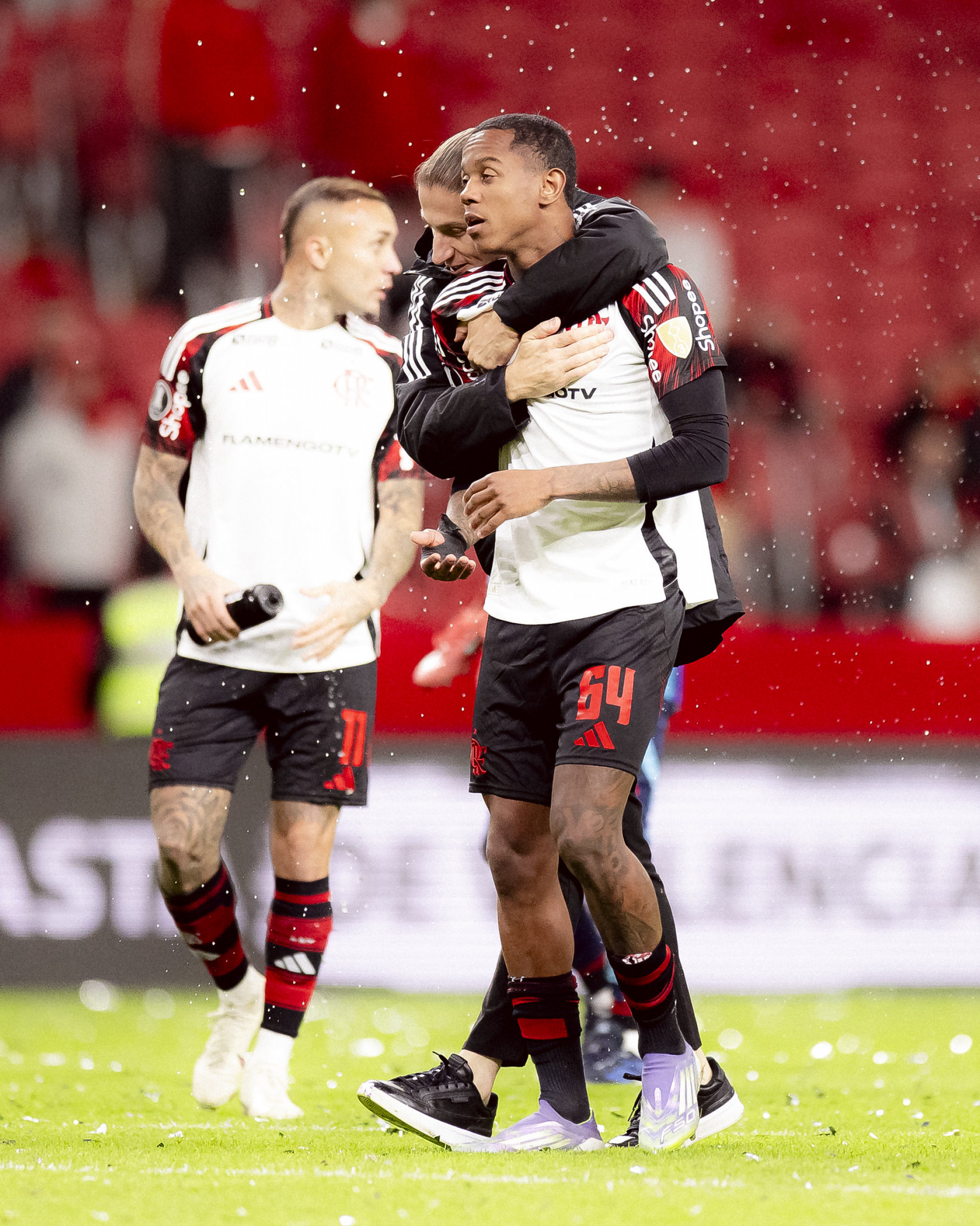 Filipe Luís abraça Wallace Yan - Adriano Fontes/Flamengo