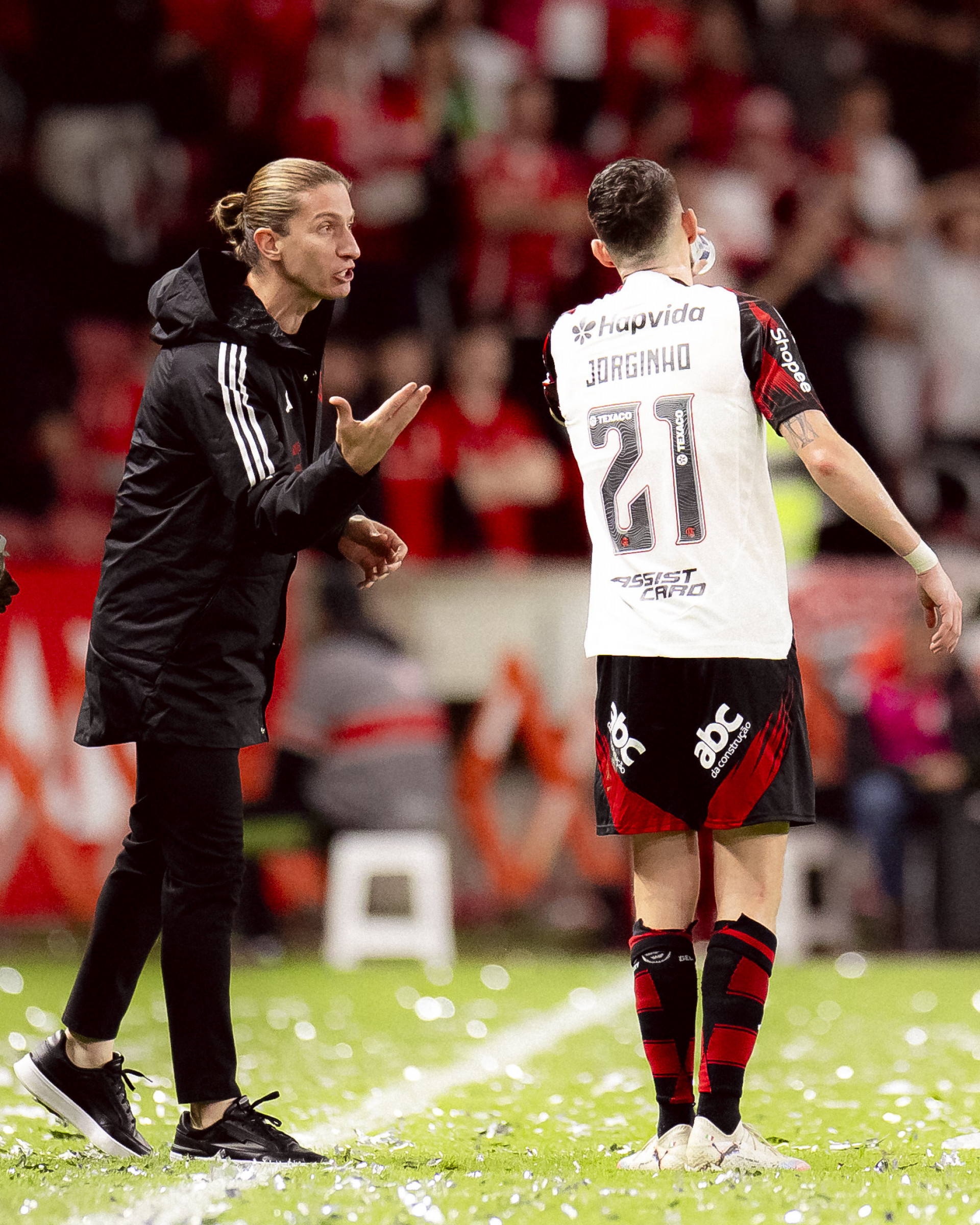 Filipe Luís conversa com Jorginho no jogo entre Internacional e Flamengo - Adriano Fontes/Flamengo
