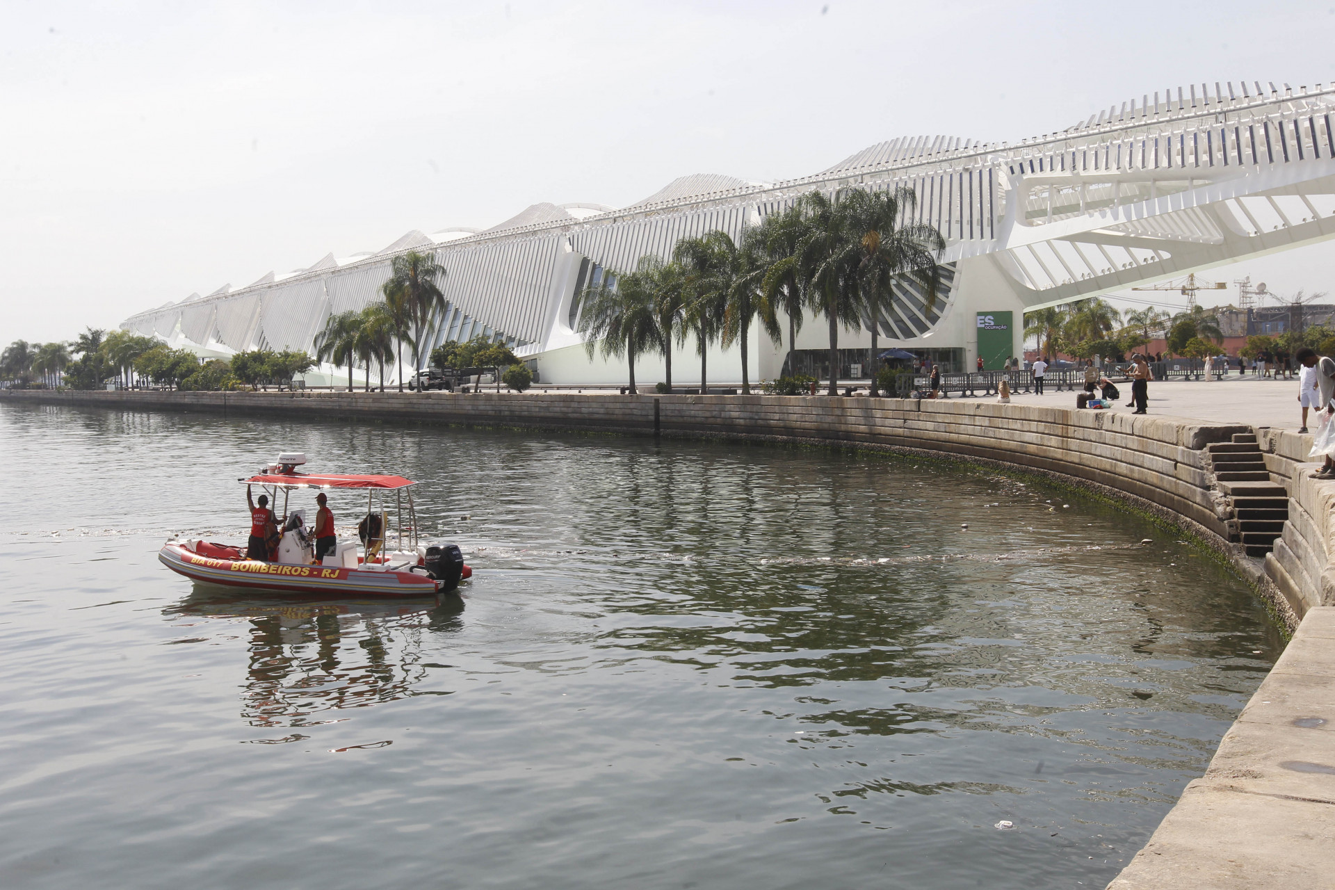 Bombeiros fazem busca pelo ambulante Matheus Pereira, de 62 anos, na Baía de Guanabara - Reginaldo Pimenta/Agência O Dia