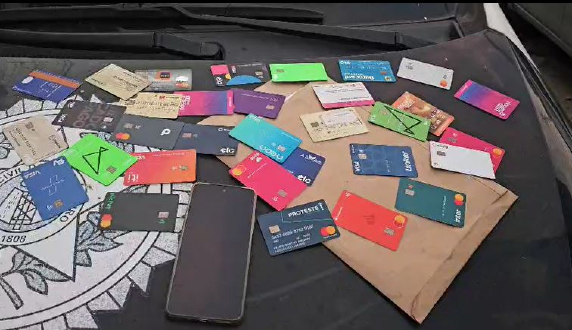 Cartões apreendidos durante mandado de busca e apreensão no Rio - Divulgação