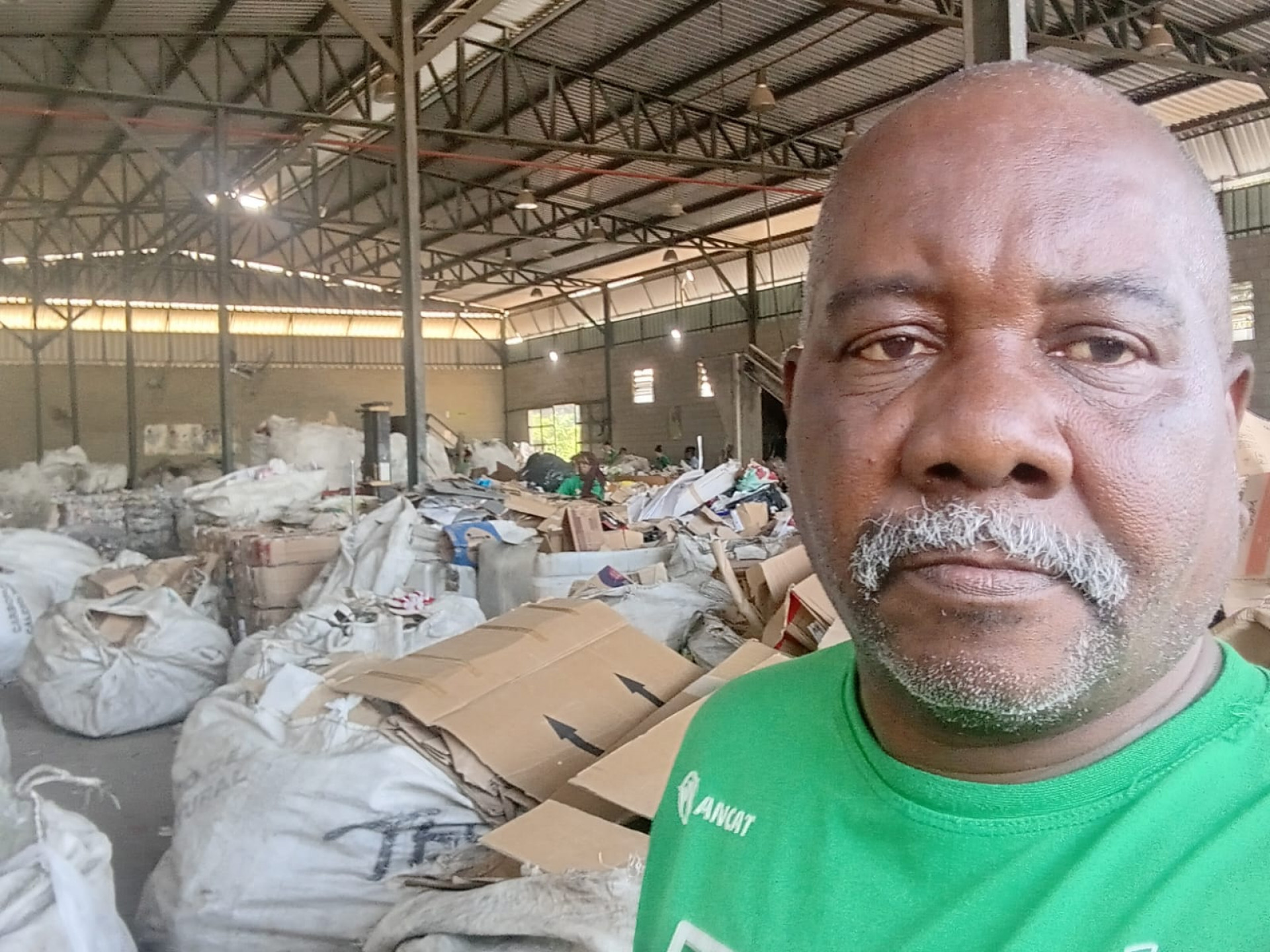 Morador de Bangu, Custodio da Silva, de 66 anos, trabalha como catador h&aacute; mais de 40 anos - Arquivo pessoal