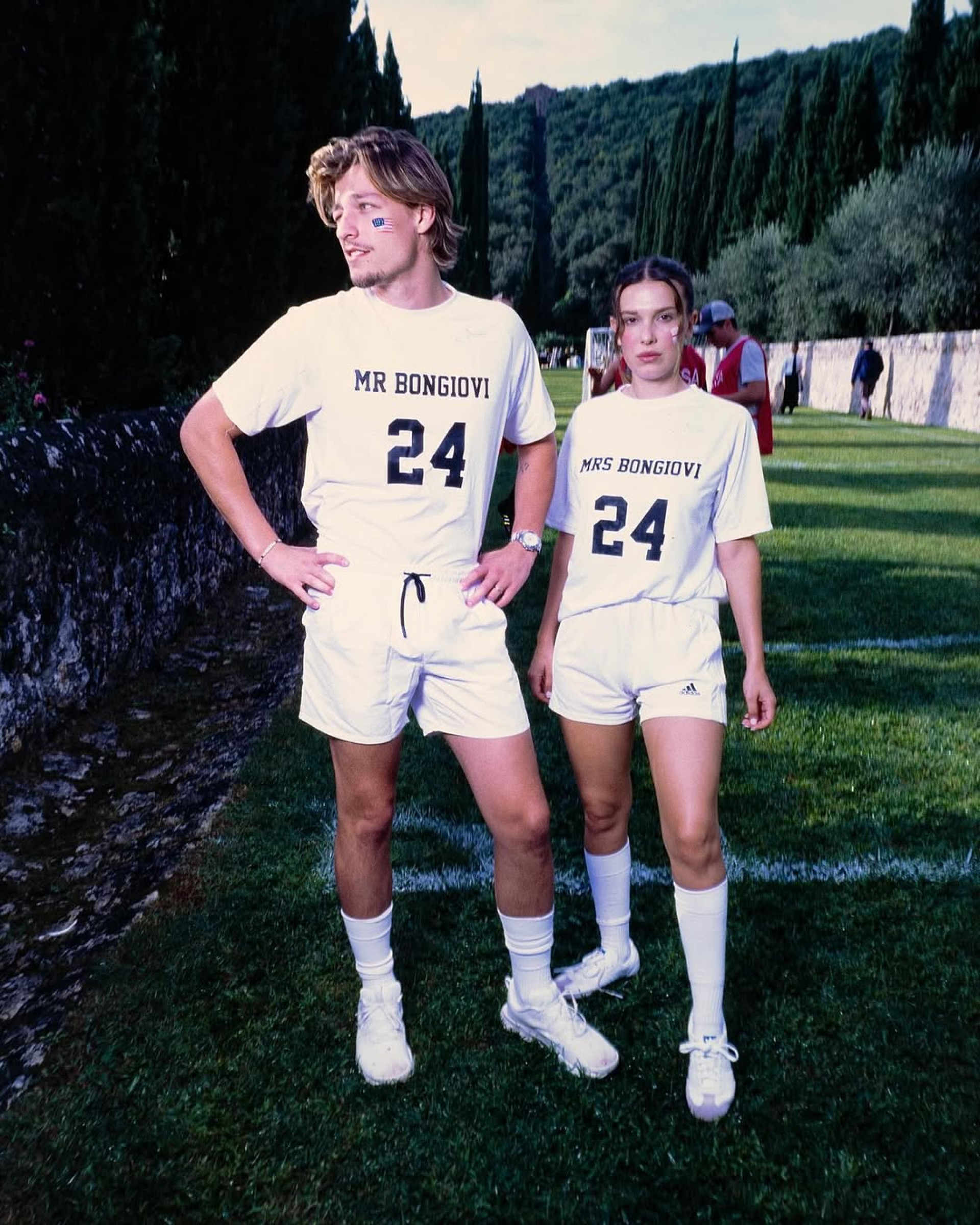 Millie Bobby Brown e Jake Bongiovi adotam uma menina - Reprodução / Instagram