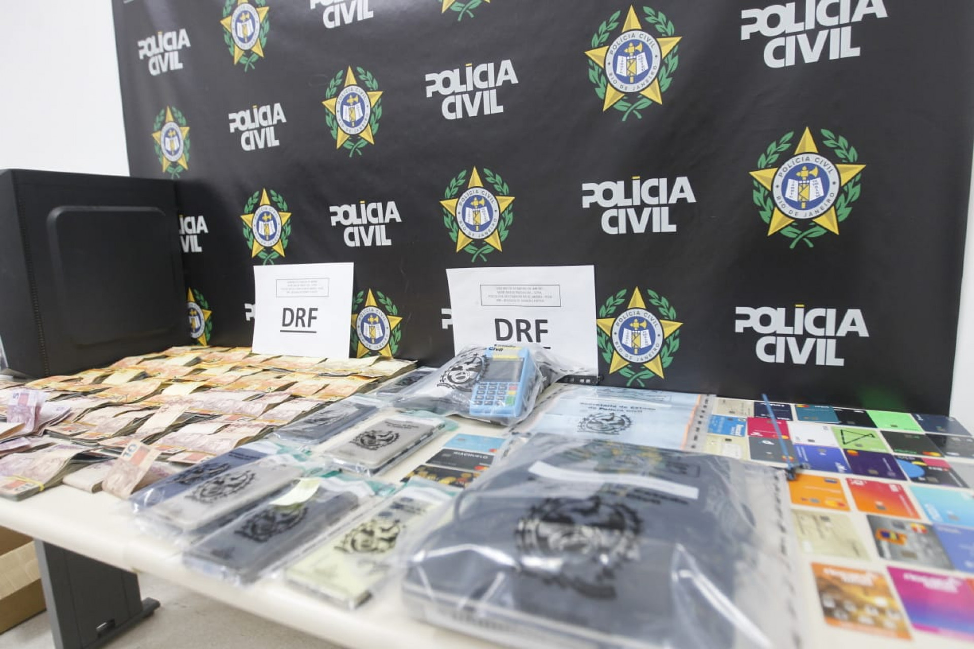 Dinheiro, celulares e cart&otilde;es apreendidos durante opera&ccedil;&atilde;o contra fraudes banc&aacute;rias - Reginaldo Pimenta/Ag&ecirc;ncia