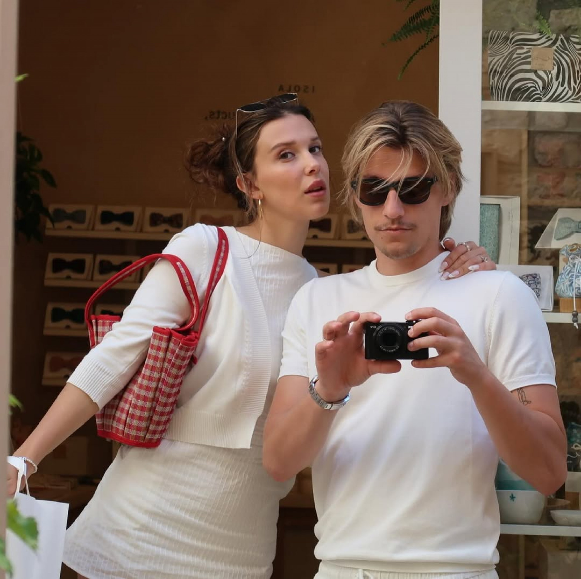 Millie Bobby Brown e Jake Bongiovi adotam uma menina - Reprodução / Instagram