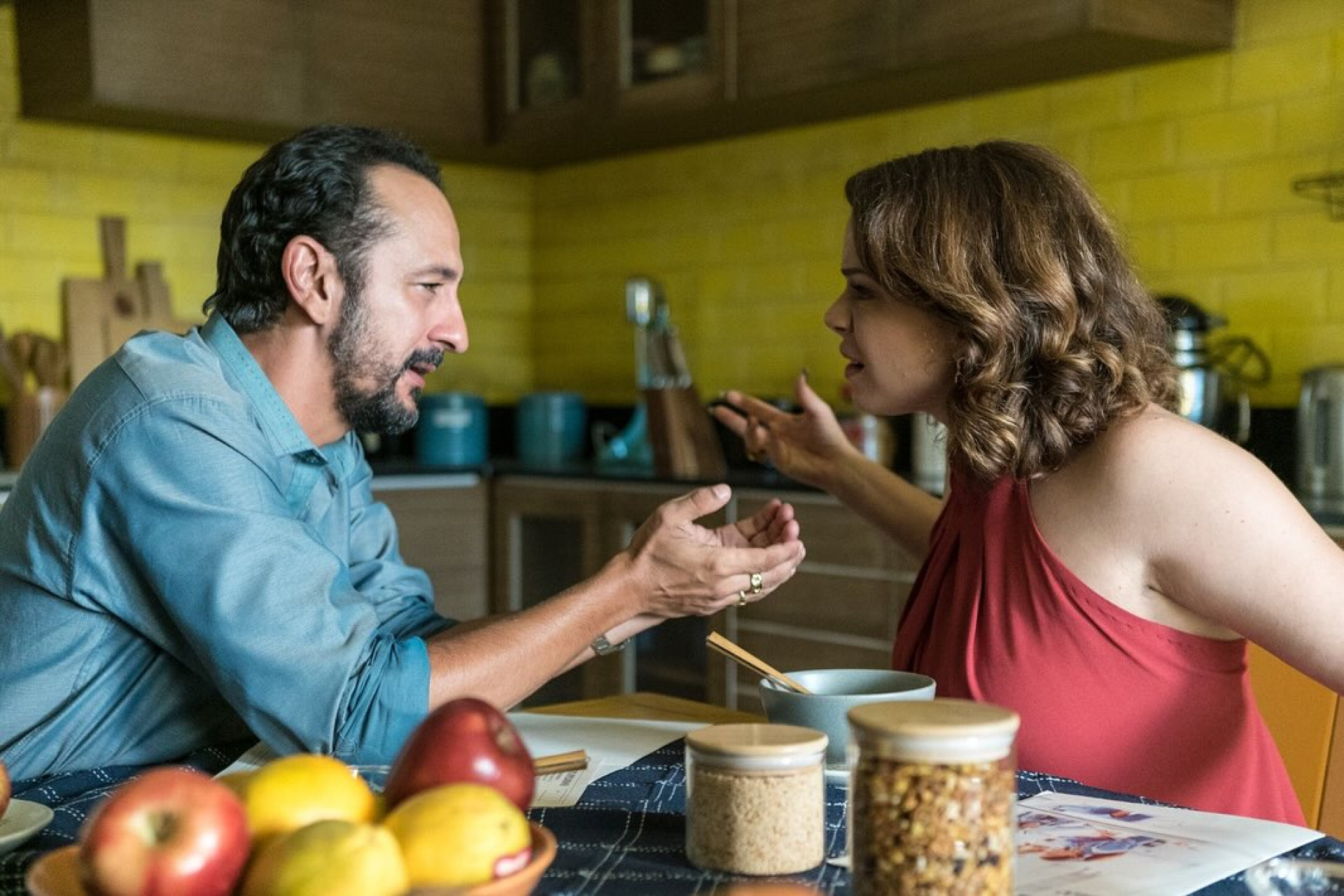 Valério (Irandhir Santos) e Regina (Leandra Leal) no filme 'Os Enforcados' - Reprodução / Instagram