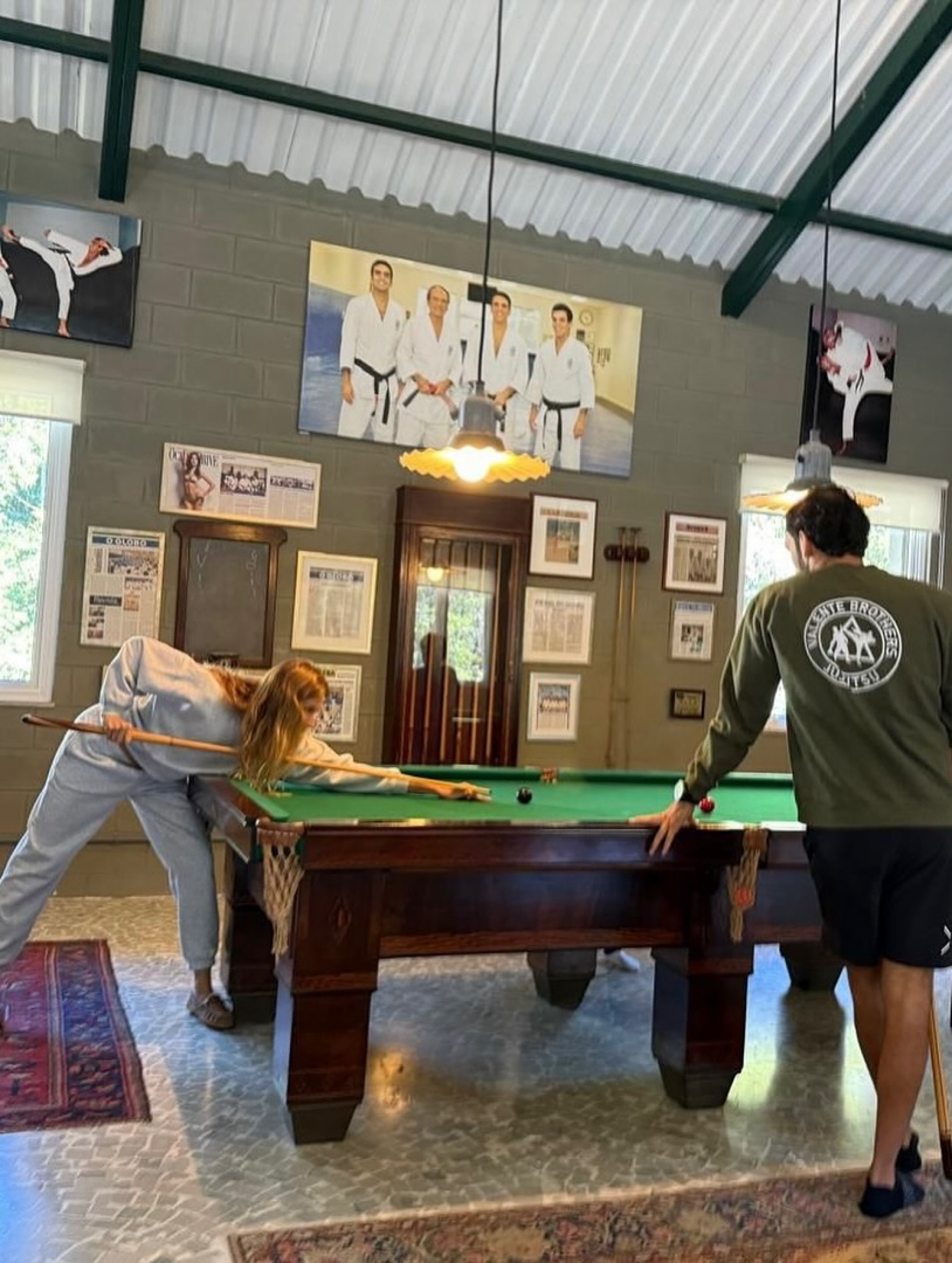 Gisele Bündchen joga sinuca - Reprodução / Instagram