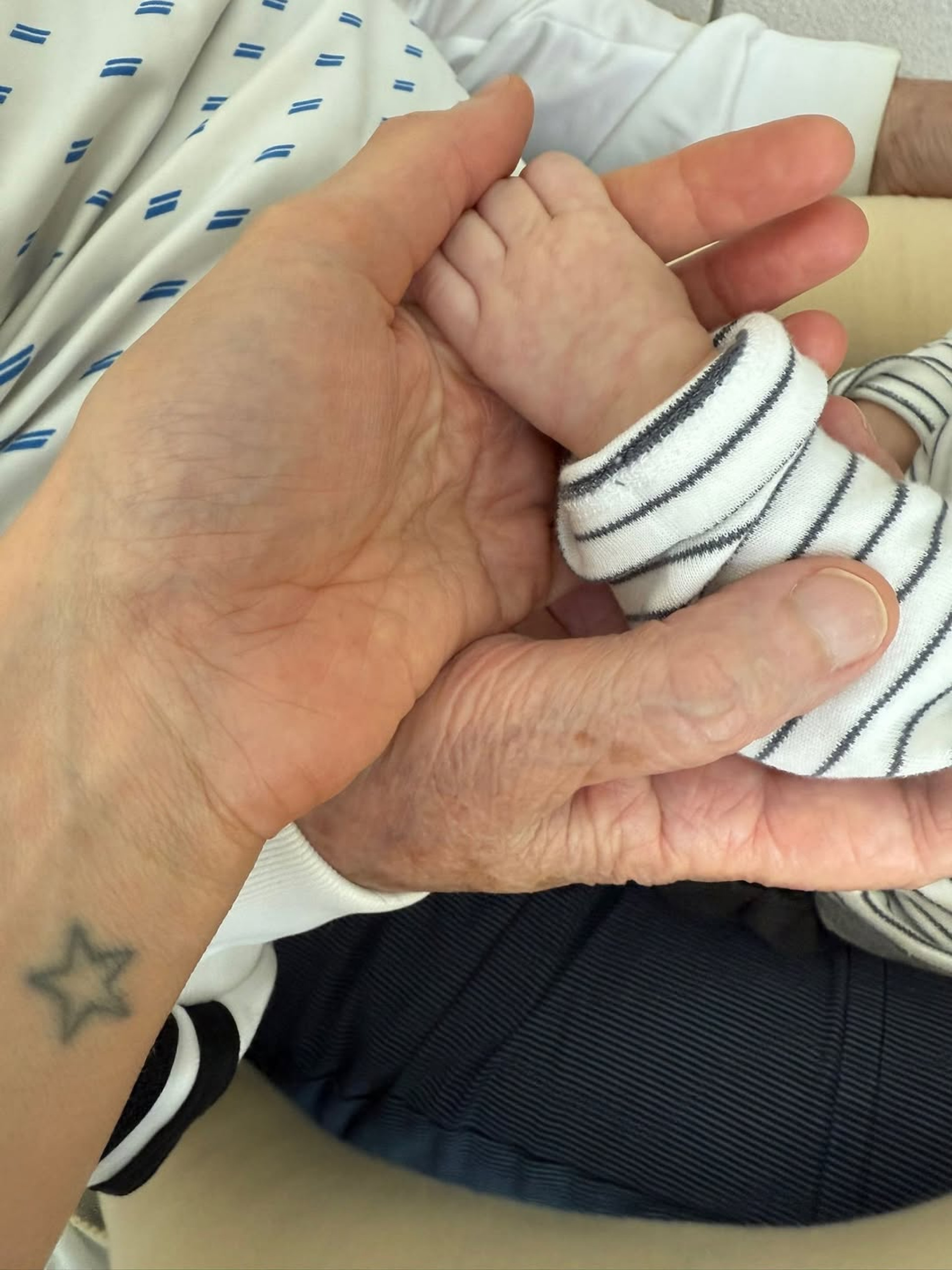 Gisele Bündchen mostra mãozinha do filho mais novo - Reprodução / Instagram