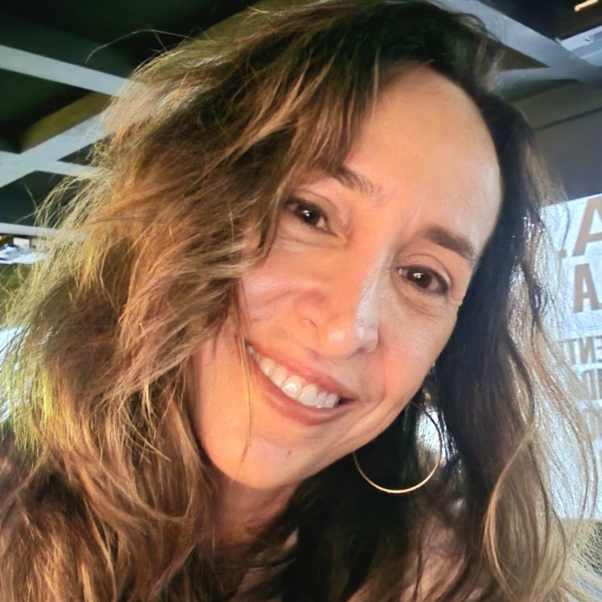 A aposentada Valéria Carvalho sabe que existe diferença de loja para loja - Divulgação