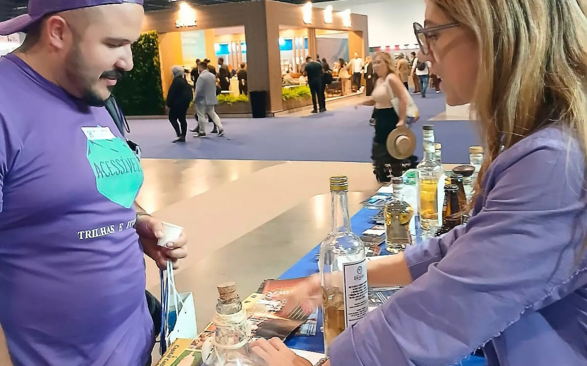 Degustação de cachaça artesanal e melado de cana foi uma das atrações do estande de Quissamã