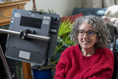 Britânica com doença neurodegenerativa recupera sua voz com inteligência artificial