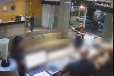 Vídeo: Bandido armado assalta recepção de hotel em Copacabana