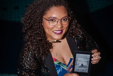 Professora de Macaé é finalista do Prêmio Kindle Vozes Negras 2025